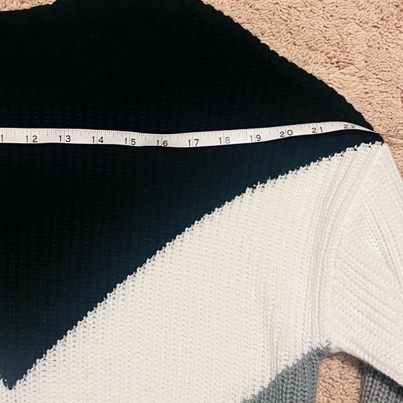 Sweater without a size but fits like a Large - Picture 4 of 5